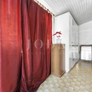 Ližnjan, kuća sa tri stambene jedinice 