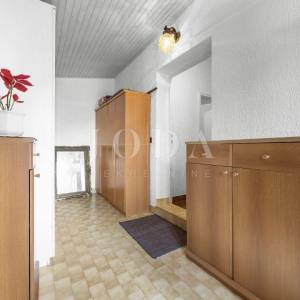 Ližnjan, kuća sa tri stambene jedinice 