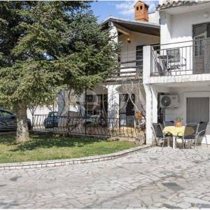 Ližnjan, kuća sa tri stambene jedinice 