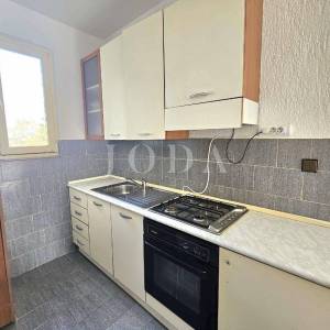 Ližnjan, kuća sa tri stambene jedinice 