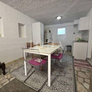 Ližnjan, kuća sa tri stambene jedinice 