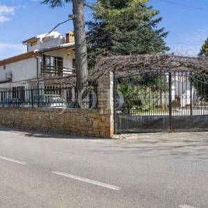 Ližnjan, kuća sa tri stambene jedinice 