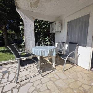 Ližnjan, kuća sa tri stambene jedinice 