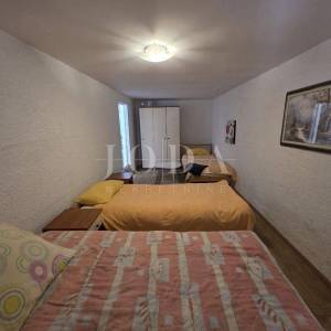 Ližnjan, kuća sa tri stambene jedinice 