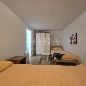 Ližnjan, kuća sa tri stambene jedinice 