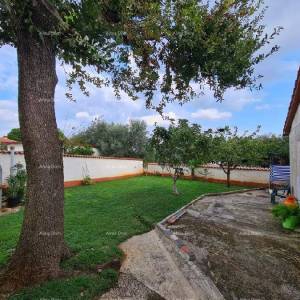 Ližnjan u prodaji  jedna velika i jedna mala kuća.