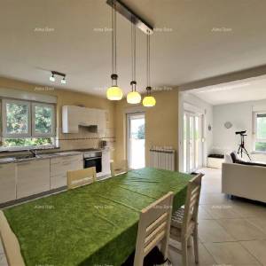 Ližnjan u prodaji  jedna velika i jedna mala kuća.