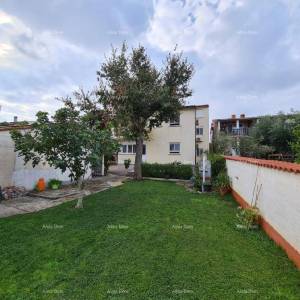 Ližnjan u prodaji  jedna velika i jedna mala kuća.