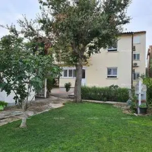 Ližnjan u prodaji  jedna velika i jedna mala kuća.