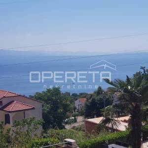 Lovran – Stan s pogledom na more, okućnicom, roštiljem i parkirnim mjestom u mir