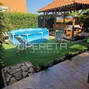 Lovran – Stan s pogledom na more, okućnicom, roštiljem i parkirnim mjestom u mir