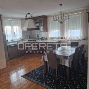 Lovran – Stan s pogledom na more, okućnicom, roštiljem i parkirnim mjestom u mir