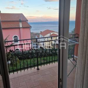 Lovran – Stan s pogledom na more, okućnicom, roštiljem i parkirnim mjestom u mir