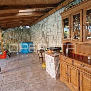 Lovran – Stan s pogledom na more, okućnicom, roštiljem i parkirnim mjestom u mir