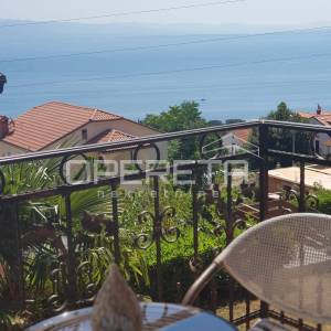 Lovran – Stan s pogledom na more, okućnicom, roštiljem i parkirnim mjestom u mir