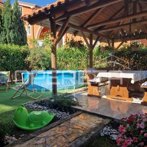 Lovran – Stan s pogledom na more, okućnicom, roštiljem i parkirnim mjestom u mir