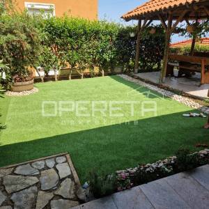 Lovran – Stan s pogledom na more, okućnicom, roštiljem i parkirnim mjestom u mir