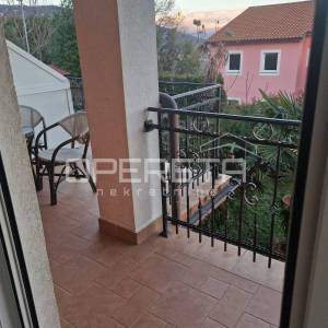 Lovran – Stan s pogledom na more, okućnicom, roštiljem i parkirnim mjestom u mir