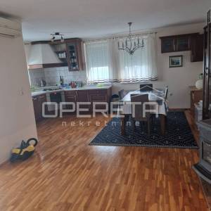 Lovran – Stan s pogledom na more, okućnicom, roštiljem i parkirnim mjestom u mir