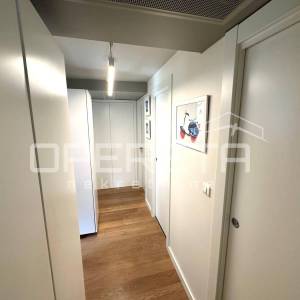 Luksuzan stan na Marjanu s bazenom i garažom. 