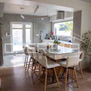 Luksuzan stan na Marjanu s bazenom i garažom. 