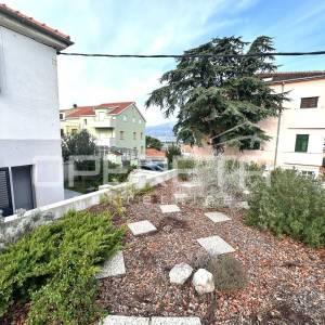 Luksuzan stan na Marjanu s bazenom i garažom. 