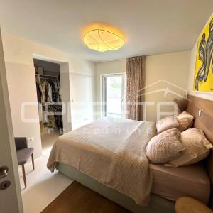 Luksuzan stan na Marjanu s bazenom i garažom. 