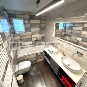 Luksuzan stan na Marjanu s bazenom i garažom. 