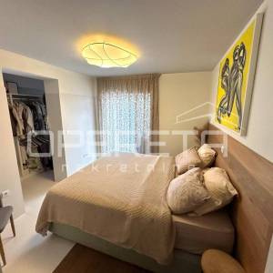 Luksuzan stan na Marjanu s bazenom i garažom. 