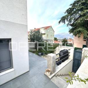 Luksuzan stan na Marjanu s bazenom i garažom. 