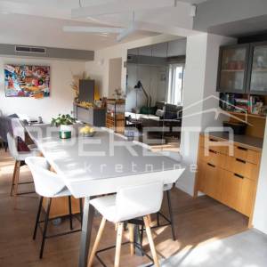 Luksuzan stan na Marjanu s bazenom i garažom. 