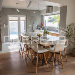 Luksuzan stan na Marjanu s bazenom i garažom. 