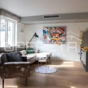 Luksuzan stan na Marjanu s bazenom i garažom. 