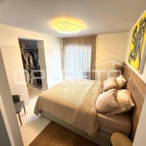 Luksuzan stan na Marjanu s bazenom i garažom. 