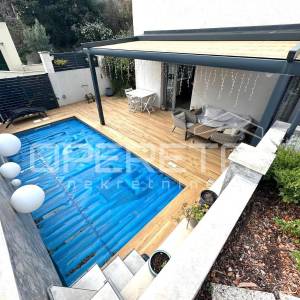 Luksuzan stan na Marjanu s bazenom i garažom. 