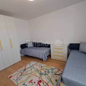 Luksuzan stan najam Trstenik Split parking