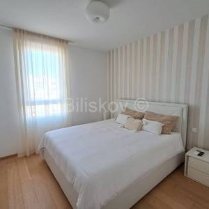 Luksuzan stan najam Trstenik Split parking