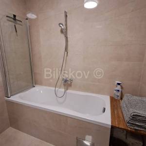 Luksuzan stan najam Trstenik Split parking