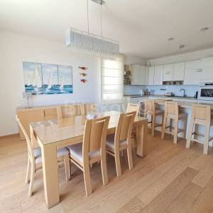 Luksuzan stan najam Trstenik Split parking