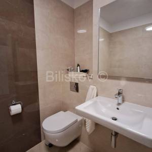 Luksuzan stan najam Trstenik Split parking