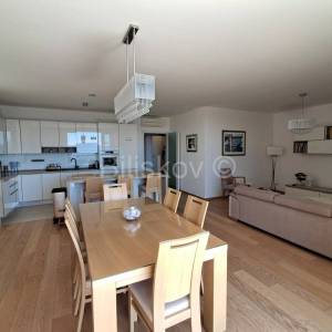 Luksuzan stan najam Trstenik Split parking