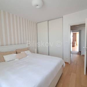 Luksuzan stan najam Trstenik Split parking