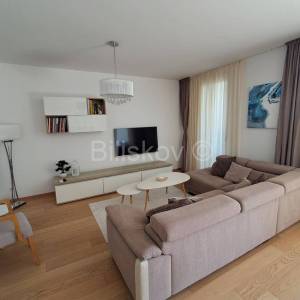 Luksuzan stan najam Trstenik Split parking