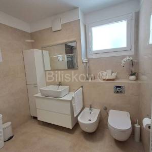 Luksuzan stan najam Trstenik Split parking