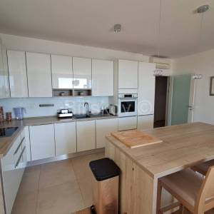 Luksuzan stan najam Trstenik Split parking