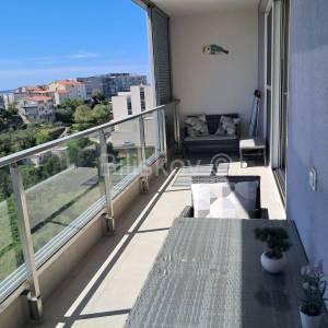 Luksuzan stan najam Trstenik Split parking