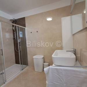 Luksuzan stan najam Trstenik Split parking