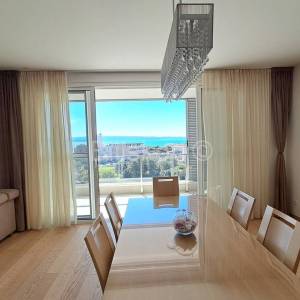 Luksuzan stan najam Trstenik Split parking