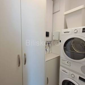 Luksuzan stan najam Trstenik Split parking