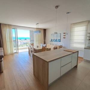 Luksuzan stan najam Trstenik Split parking